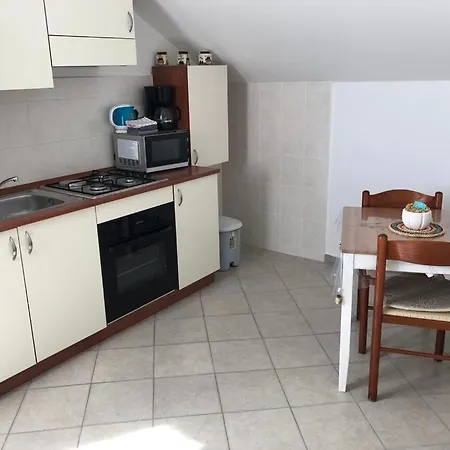 Apartment Francis Pakostane
