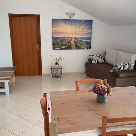 Apartment Francis Pakostane