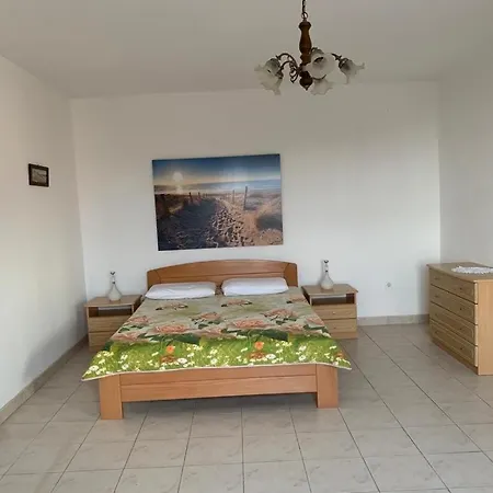 Apartment Francis Pakostane